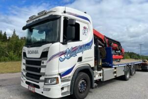 Scania R500 6x2 lavalla ja nosturilla