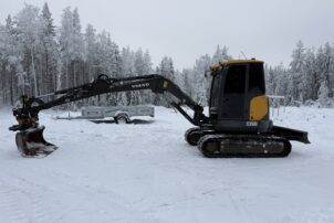 Volvo ECR 50 D + Engcon pihdeillä 
