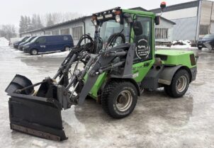 LM-Trac 486 Kiinteistötraktori + Laaja varustepaketti